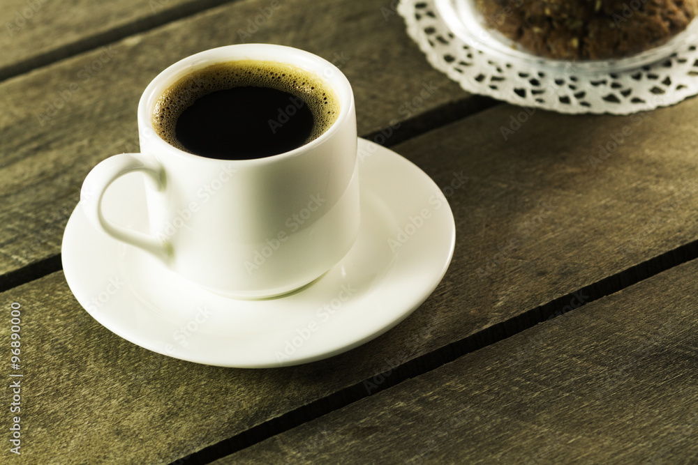 Obraz premium Black coffee in white mug and cookies
