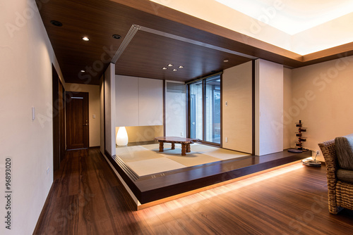 A modern Japanese living room with a tokonoma photo