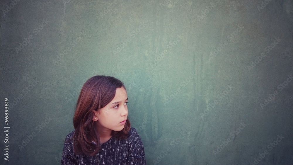 Retrato de niña sobre fondo verde Retrato de niña sobre fondo verde