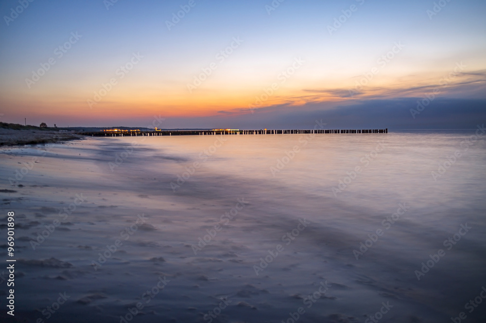 Fototapeta premium Wellenbrecher am Strand
