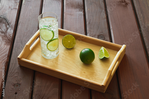 Obraz na płótnie Drink on wooden tray with ice and condensation on glass w salonie
