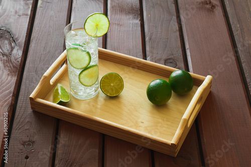 Obraz na płótnie Drink on wooden tray with ice and condensation on glass w salonie