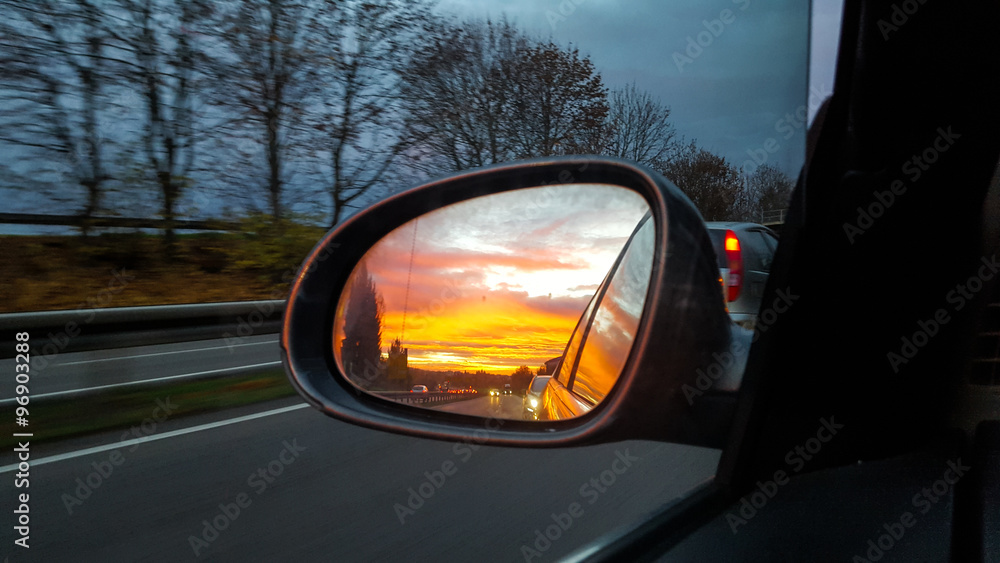 Sonnenaufgang im Autospiegel