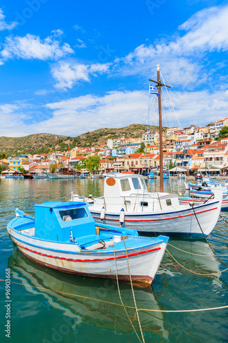 Tradycyjne kolorowe Greckie łodzie rybackie w Pythagorion porcie, Samos wyspa, Grecja