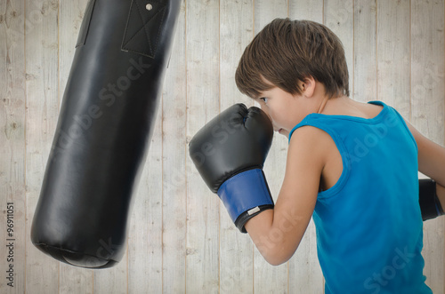 Junge beim Boxen photo