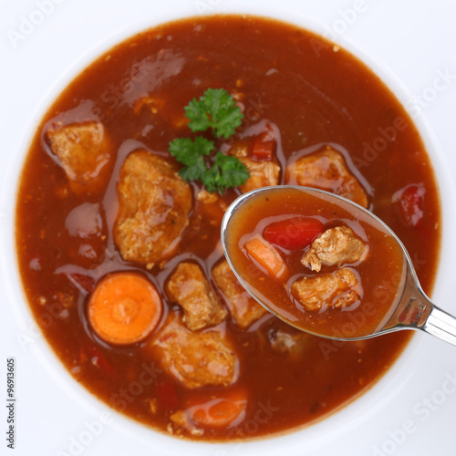 Gesunde Ernährung Gulasch Suppe Gulaschsuppe essen mit Fleisch