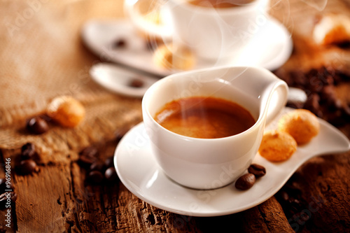 Tasse Kaffe (espresso) auf einem holz hintergrund 