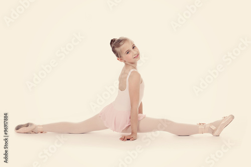 Konstfotografi fillette faisant le grand écart en danse classique