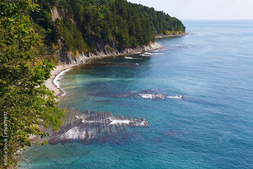 Obraz premium Amazing view from the high rock on a beautiful seashore with reefs