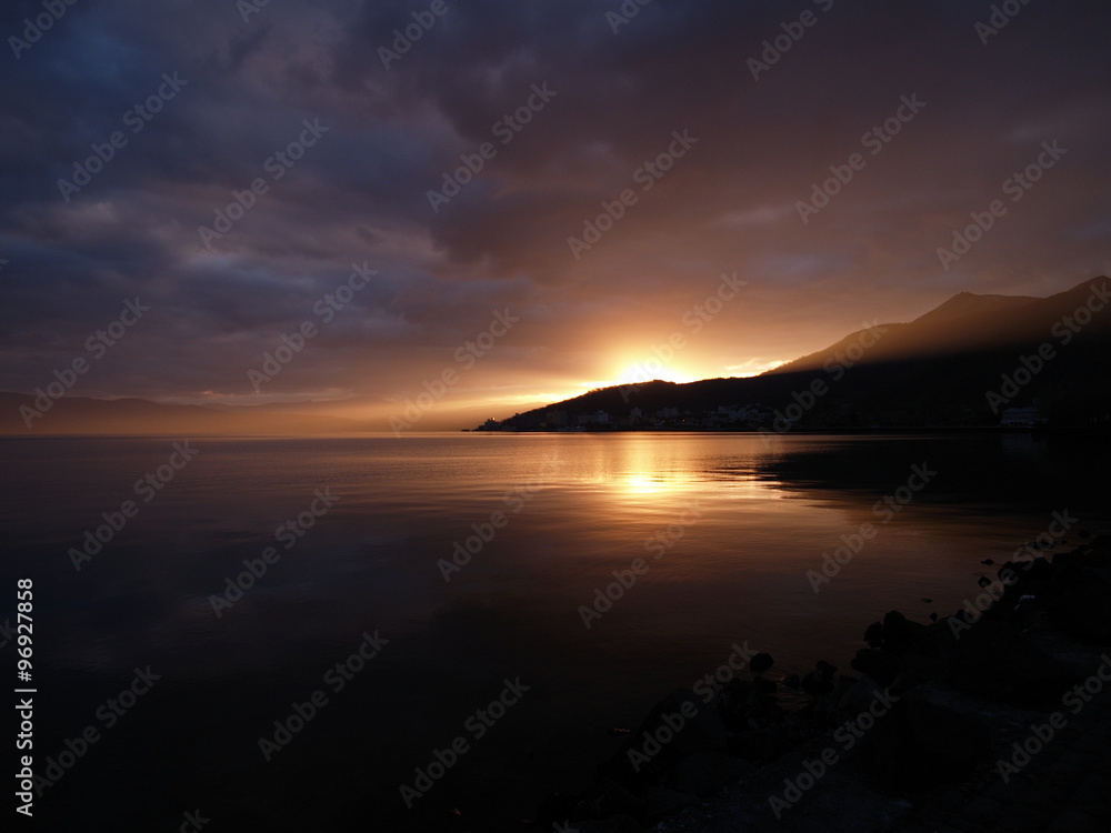 夜明け前の湖と輝く空