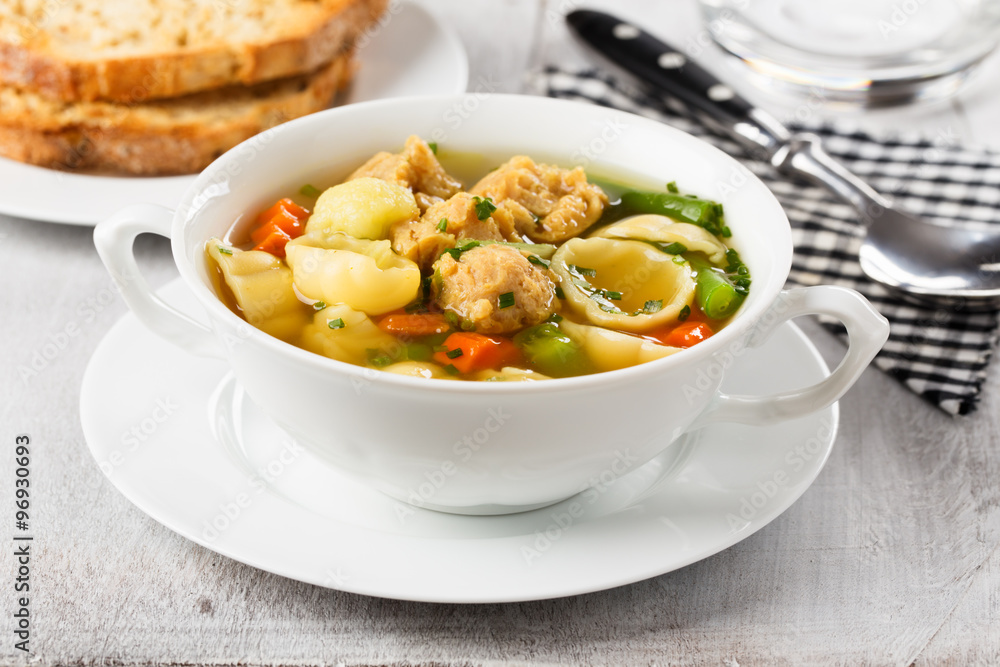 vegane Nudelsuppe mit Sojafleisch - vegane noodle soup with soy vegane Nudelsuppe mit Sojafleisch - vegane noodle soup with soy