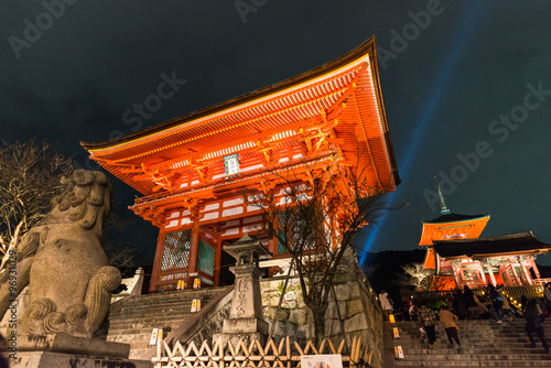 京都　世界遺産　ライトアップされた清水寺