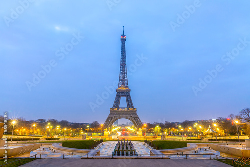 Eiffel Tower Sunrise © vichie81
