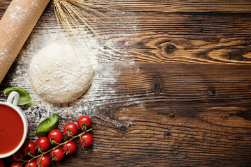 Fototapete Pizzeria Pizzateig mit Zutaten auf Holz  © Jag_cz