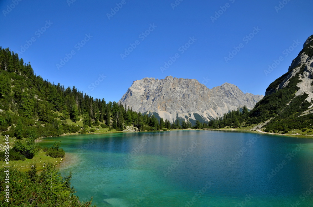 Bergsee in Tirol, Österreich mit Blick auf Bergmassiv