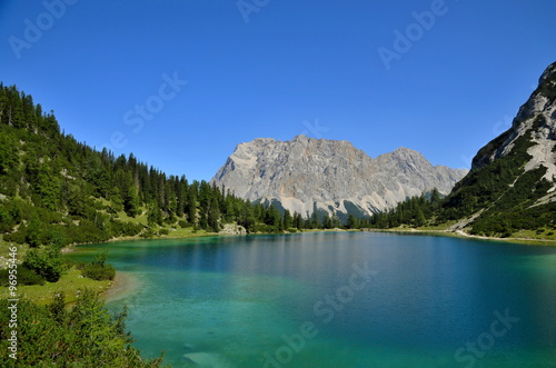 Fototapeta Naklejka Na Ścianę i Meble -  Bergsee in Tirol, Österreich mit Blick auf Bergmassiv