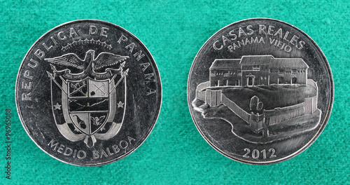 Монета достоинством половина бальбоа,Панама. Аверс и реверс (макро)