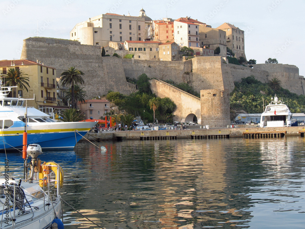 Corse, la citadelle de Calvi au soleil couchant