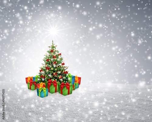 Christbaum mit Geschneken im Schnee