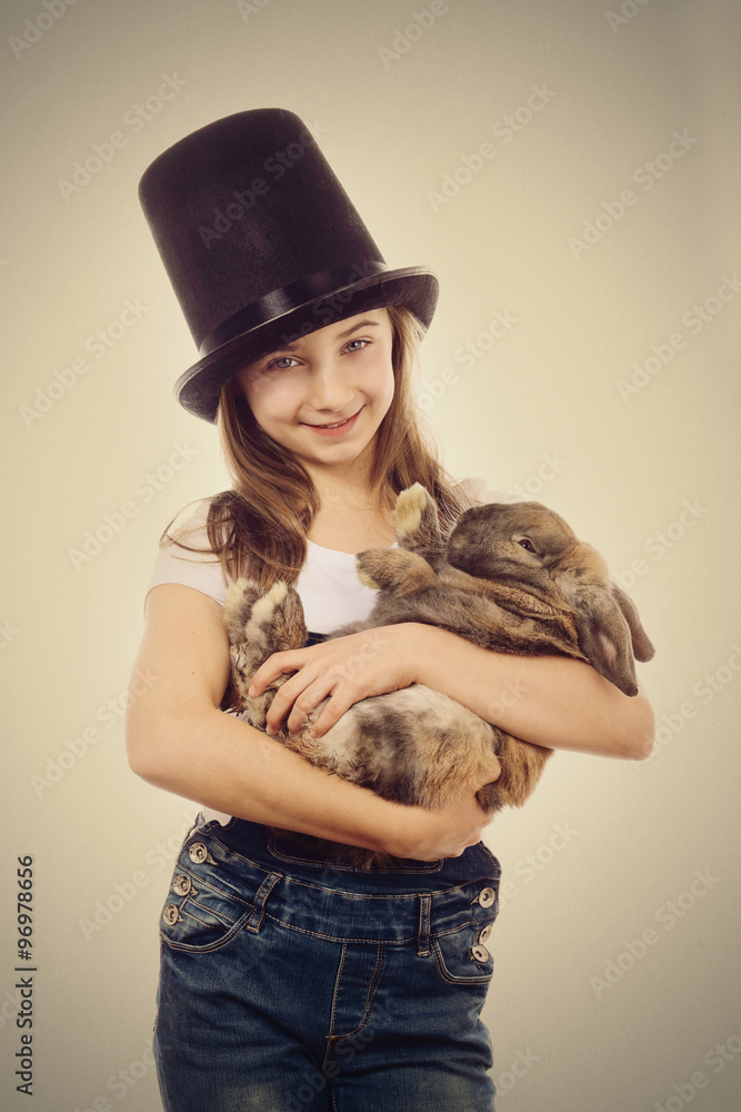 fillette 10 ans avec lapin et chapeau haut-de-forme Stock Photo | Adobe  Stock