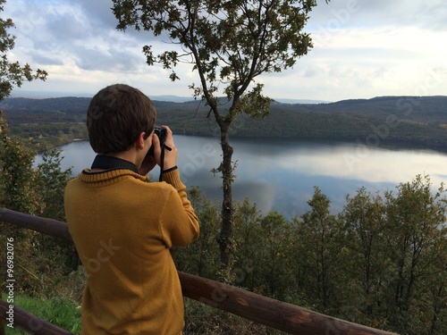 Wallpaper Mural muchacho realizando fotos desde el mirador al lago Torontodigital.ca