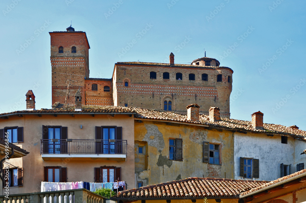 Il castello di Serralunga d'Alba - Langhe. Piemonte