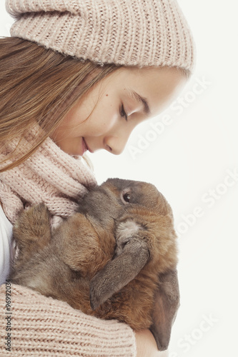 Bilde på lerret fillette 10 ans cajolant lapin bélier
