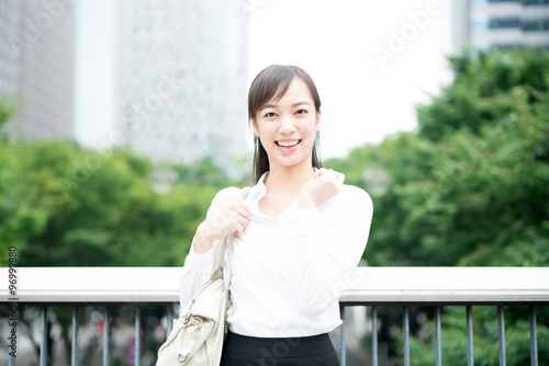 働く女性 Free Download 働く女性 - GFXLoad