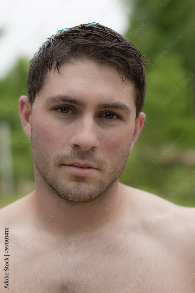 Portrait of beautiful young man, Caucasian, Portrait d'un beau jeune homme aux épaules dénudées, caucasien Portrait of beautiful young man, Caucasian, Portrait d'un beau jeune homme aux épaules dénudées, caucasien