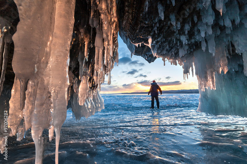 Fotografia Hiker at the ice cave and across sunrise.