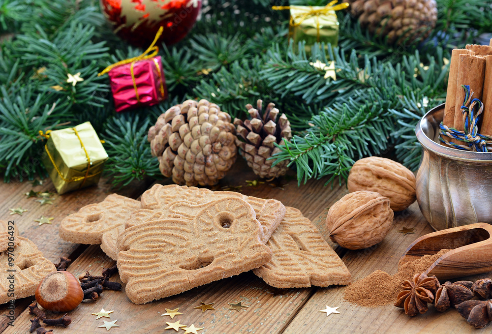 Spekulatius / Weihnachten - Adventszeit / Auf Holz mit Zimt, Gewürznelken / Dekoriert Spekulatius / Weihnachten - Adventszeit / Auf Holz mit Zimt, Gewürznelken / Dekoriert