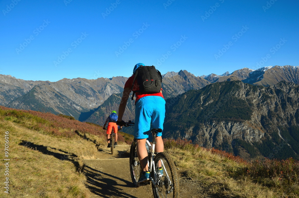 Abfahrt mit Mountainbike auf Bergweg