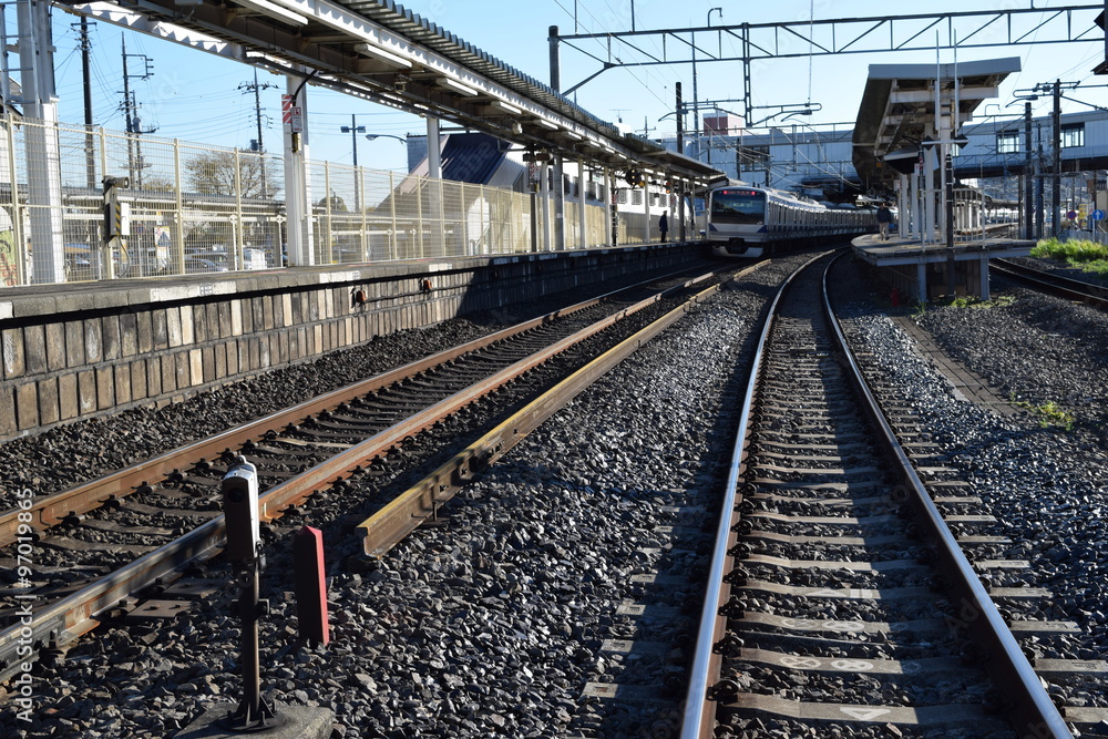 常磐線の線路（複線）／茨城県で常磐線の線路（複線）を撮影した写真です。JR佐貫駅近く（牛久駅方面）の踏切から撮影した写真です。