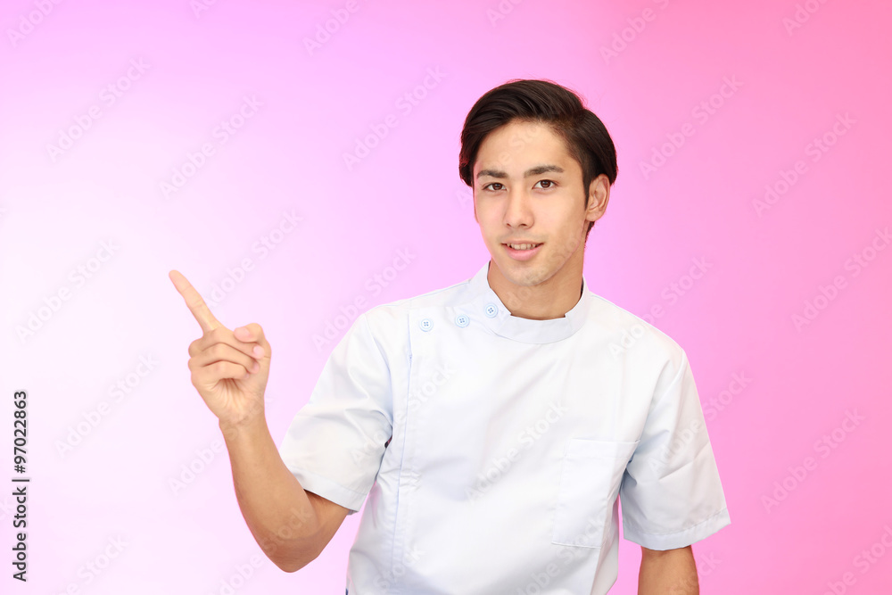指示する笑顔の医師 指示する笑顔の医師