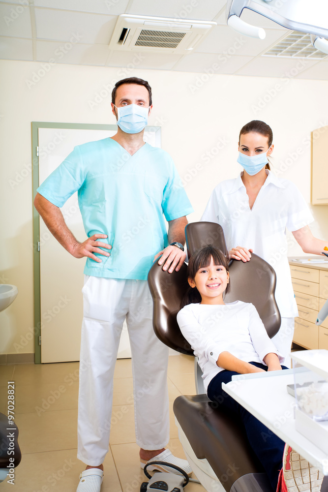 Obraz premium Little girl at the dentist