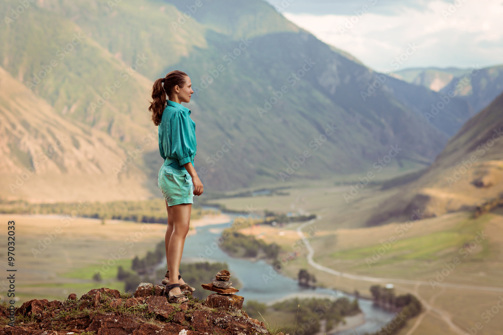 Obraz premium Woman hiker standing on top of the mountain