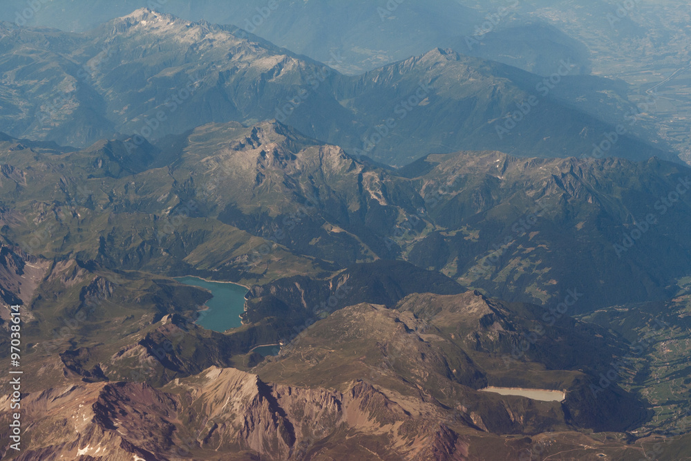 Lac de montagne vue d'un avion.