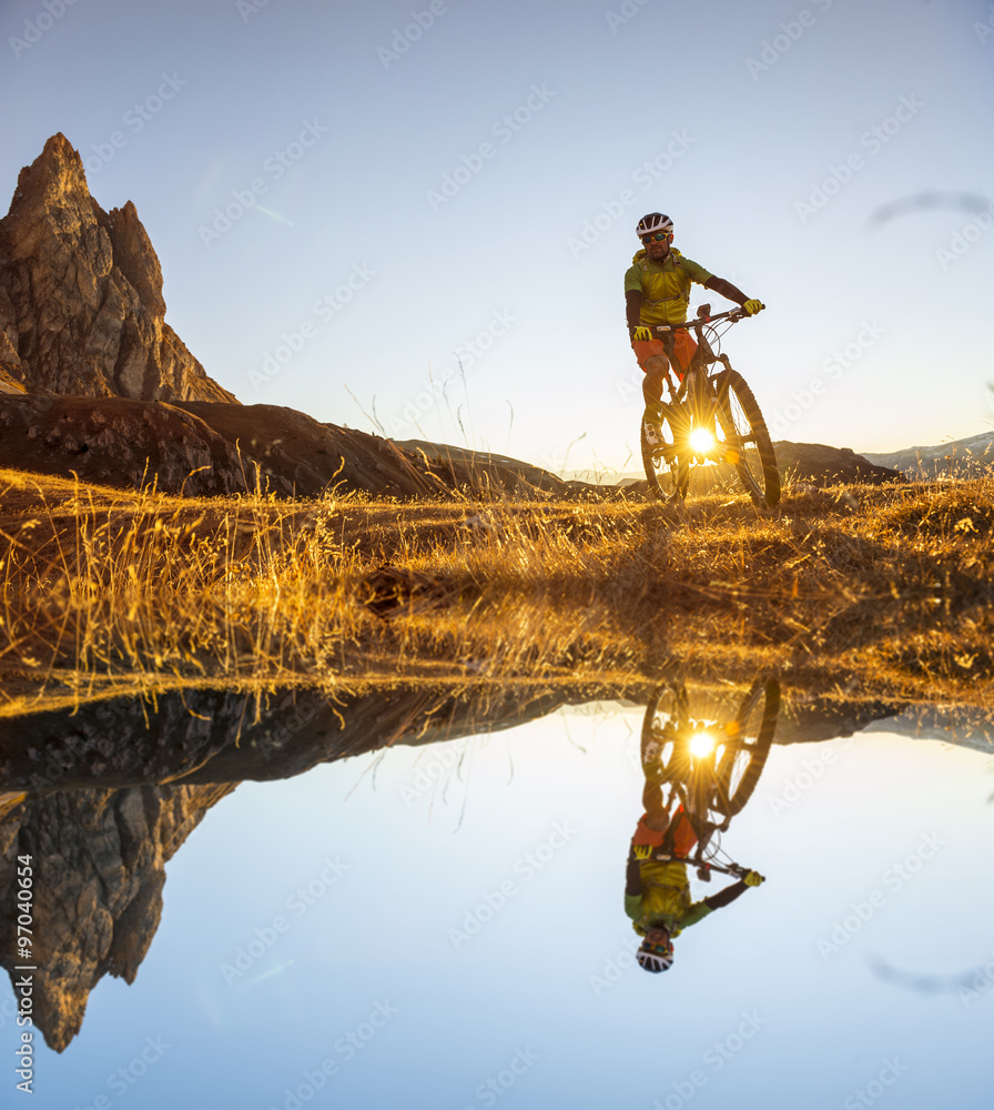 Fototapeta premium Mountain bikers on the lake