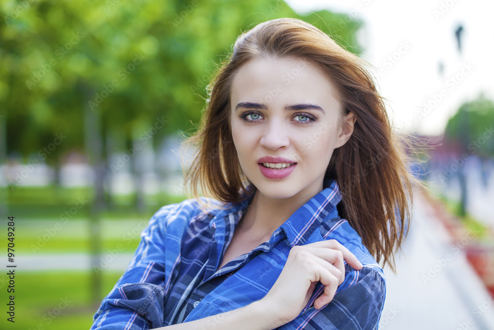 Naklejka premium Close up of young beautiful woman in a checkered blue shirt