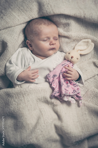 Baby mit Stofftier, Retro, Hochformat