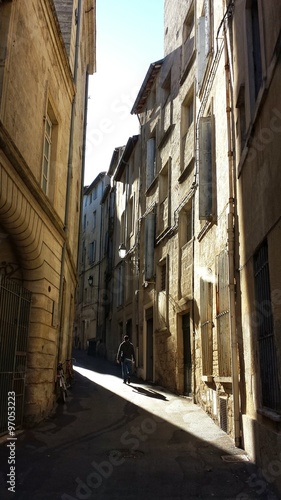 Fototapeta Naklejka Na Ścianę i Meble -  Le soleil rentre dans petites rues de Montpellier