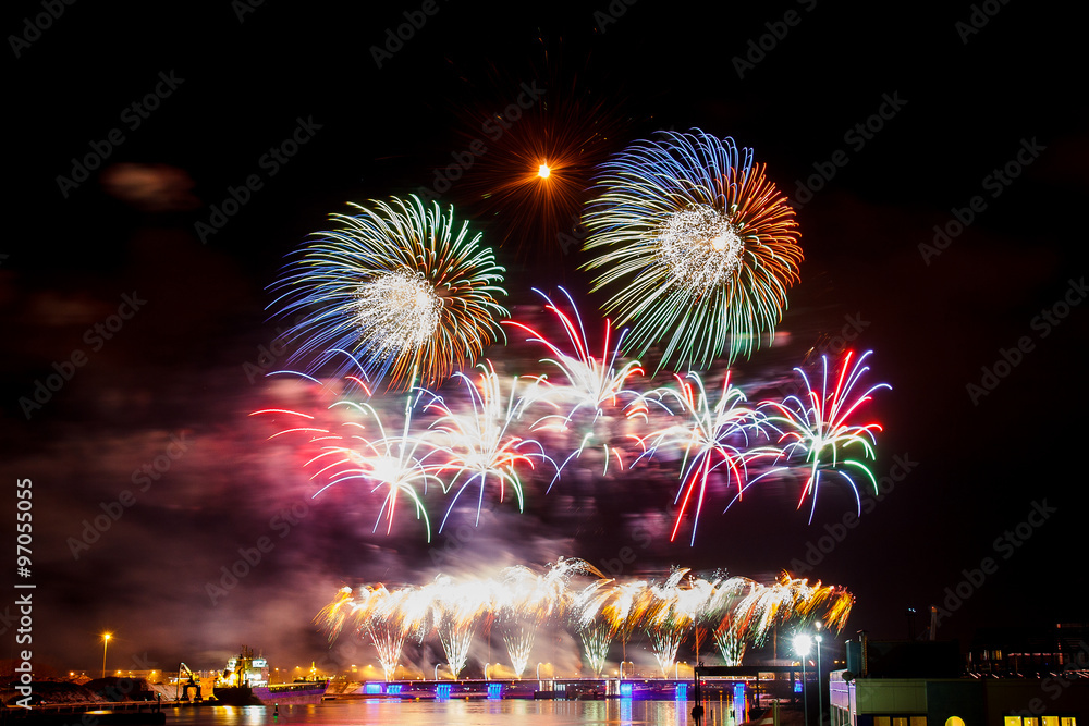 Obraz premium Colorful fireworks exploding