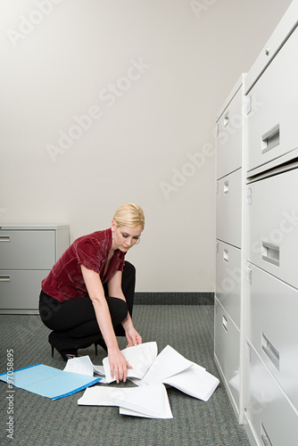 Принти на полотні Woman picking up dropped paper