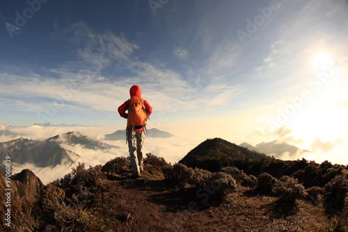 Obraz wycieczkowicz młoda kobieta piesze wycieczki na szczyt