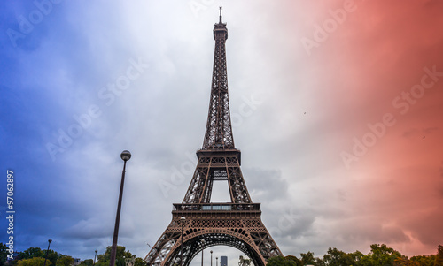 Tour Eiffel et nuages en bleu, blanc, rouge, Paris © FredP
