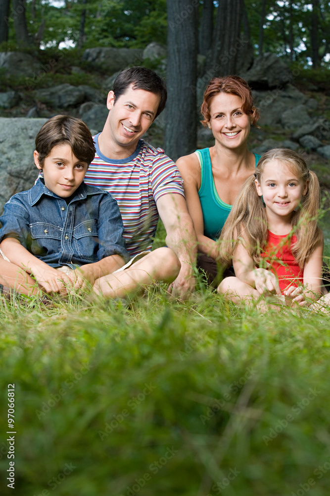 Fototapeta premium Rodzina w lesie