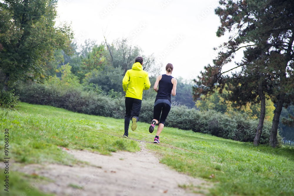 Obraz premium Young people running in the park