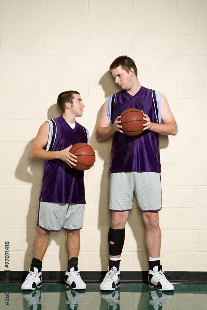 Fototapeta premium Tall and short basketball players