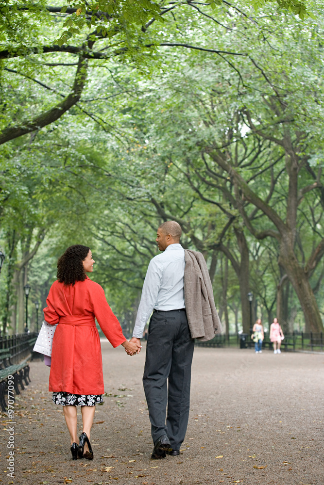 Fototapeta premium Couple holding hands in the park