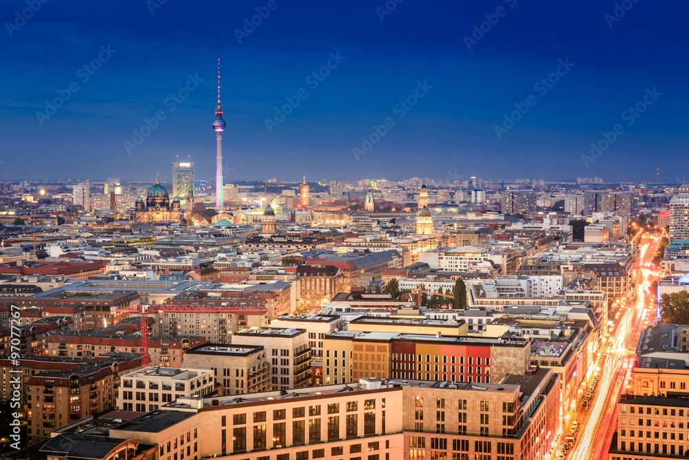 Naklejka premium Blick über Berlin bei Nacht